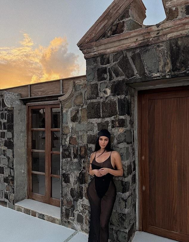 Появились гламурные фото Ким в черном платье у каменного дома, утопающего в пальмах.