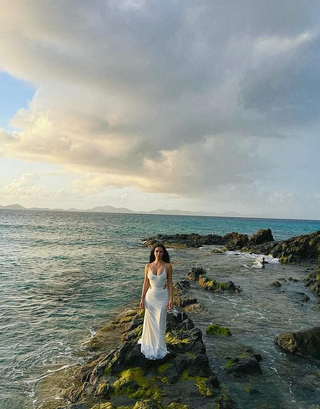 Фанаты сочли действия звезды Кардашьян опасными: она стояла на очень скользких, поросших мхом камнях, ожидая результатов экзамена.