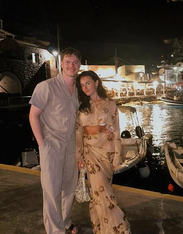 Близкие Эмбер опровергли Daily Mail слухи о "проклятии" шоу, жертвой которого якобы стала она. На фото: с бойфрендом Беном Джойсом.