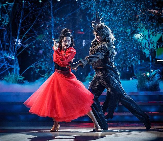 Эмбер заявила, что они с Никитой Кузьминым "живут в пузыре", избегая критики после его поцелуя в голову.