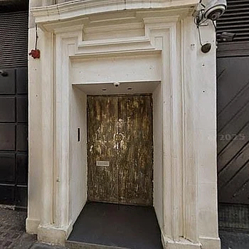 Крис Браун «раскошелился на умопомрачительные 160 тысяч фунтов стерлингов во время бурной ночи в Лондоне» накануне суда в столице по делу о предполагаемом нападении с бутылкой