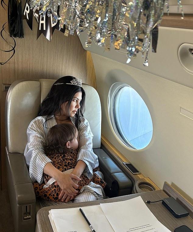 Кортни Кардашьян была неузнаваема в хэллоуинском костюме на новых фото с семейного празднования