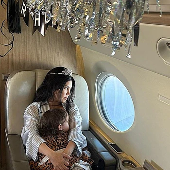 Кортни Кардашьян была неузнаваема в хэллоуинском костюме на новых фото с семейного празднования