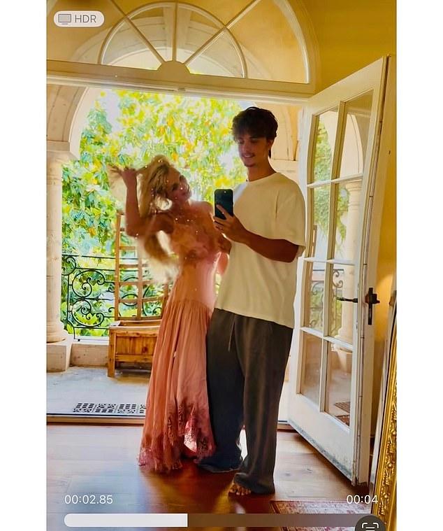 Бритни Спирс эмоционально заявила, что "с нее хватит" постоянного газлайтинга от экс-мужа, который ее ранит и изматывает. Также она деморализована отношениями с сыновьями.