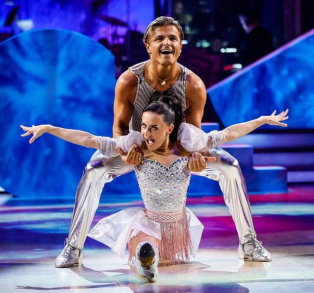 Звезда Love Island, клявшаяся не замечать критику, растроганно молила о голосах перед выступлением с Никитой Кузьминым.