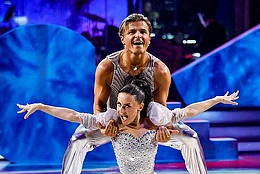 Эмбер Дэвис из Strictly поделилась трогательным селфи за несколько часов до субботнего прямого эфира, продолжая сталкиваться с негативной реакцией из-за своего танцевального опыта