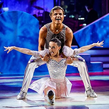 Эмбер Дэвис из Strictly поделилась трогательным селфи за несколько часов до субботнего прямого эфира, продолжая сталкиваться с негативной реакцией из-за своего танцевального опыта