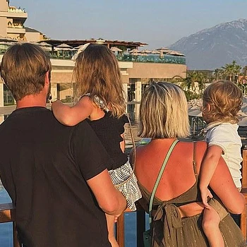 Келси Паркер призналась, что ей «не по себе» и она пытается «обрести себя вновь» спустя пять месяцев после трагической потери третьего ребенка