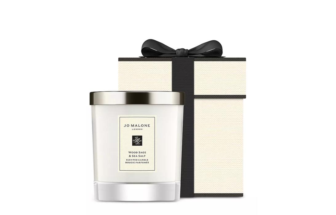 Погрузитесь в атмосферу Jo Malone с ароматной свечой "Древесный Шалфей и Морская Соль" в оригинальной упаковке.