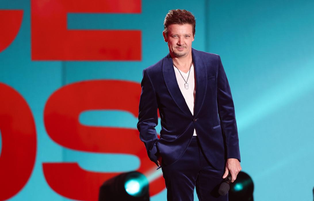 Джереми Реннер выступает на сцене во время церемонии People's Choice 2024 года.