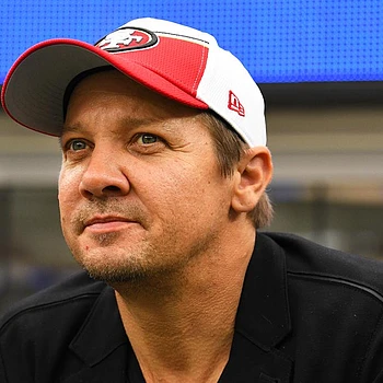 Джереми Реннер направил своей обвинительнице И Чжоу письмо с требованием прекратить противоправные действия после того, как режиссер обвинила его в отправке ей «интимных» фотографий и угрозах «вызвать иммиграционную службу ICE» ранее на этой неделе