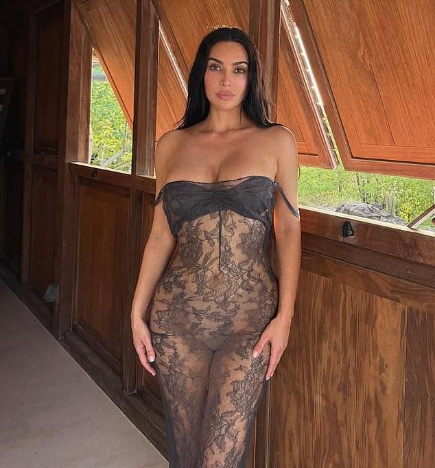 44-летняя звезда «Все честно» в прозрачном черном сетчатом платье, отдыхая в тропиках, выглядела беззаботной дивой, а не нервным будущим юристом.