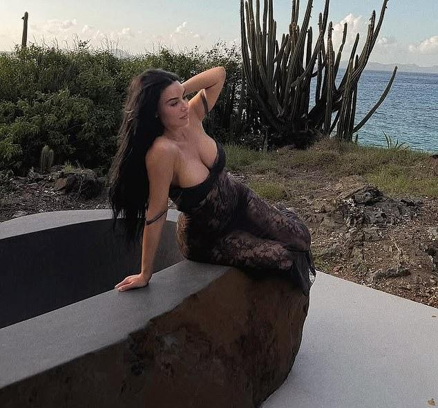 Она напряженно ждала результатов сложного июльского экзамена, но когда наступило 17:00, её Instagram внезапно замолчал.