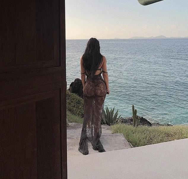 Ожидавшие праздника фанаты были озадачены, моментально вызвав шквал онлайн-спекуляций.