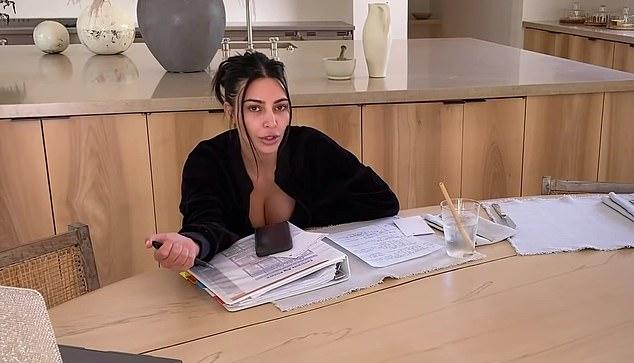 Ким шесть лет проходила юридическую стажировку, миновав юрфак, и завершит программу 21 мая 2025 года.