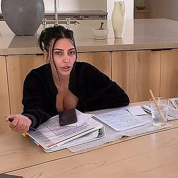 Ким Кардашьян произвела фурор перед объявлением результатов своего адвокатского экзамена