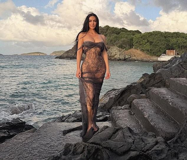 Ким Кардашьян устроила фурор, выложив почти голые фото за минуты до результатов адвокатского экзамена, предваряя вердикт о ее юридическом будущем.