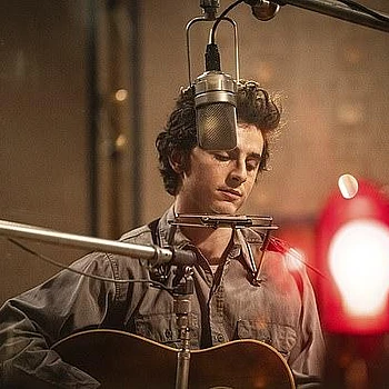 Кайли Дженнер продемонстрировала декольте в стильном спортивном бюстгальтере на новом знойном снимке после номинации ее бойфренда Тимоти Шаламе на Грэмми