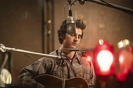 Кайли Дженнер продемонстрировала декольте в стильном спортивном бюстгальтере на новом знойном снимке после номинации ее бойфренда Тимоти Шаламе на Грэмми