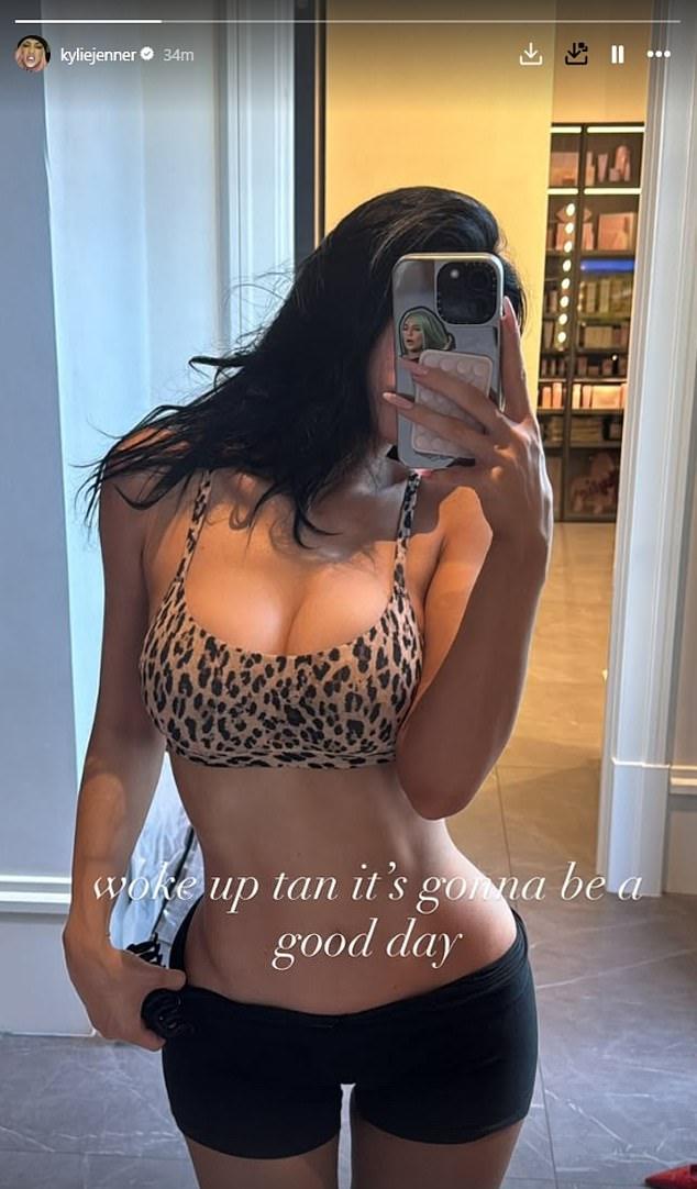 Она быстро сделала селфи в зеркале, одетая в леопардовый бралетт с округлым вырезом и черные шорты.