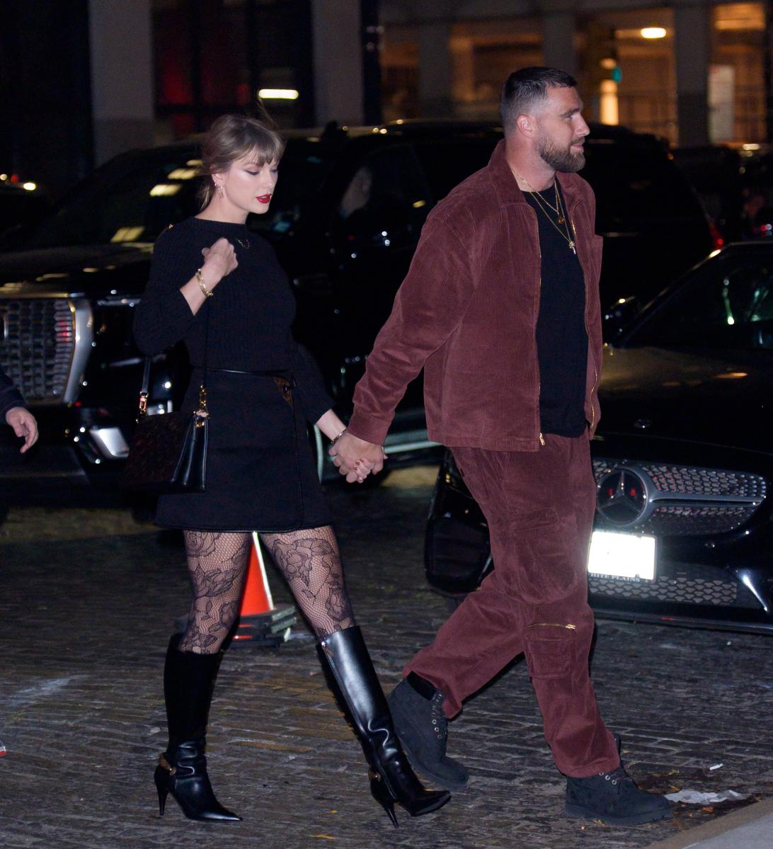 Тейлор Свифт и Трэвис Келси замечены рука об руку в Нью-Йорке.