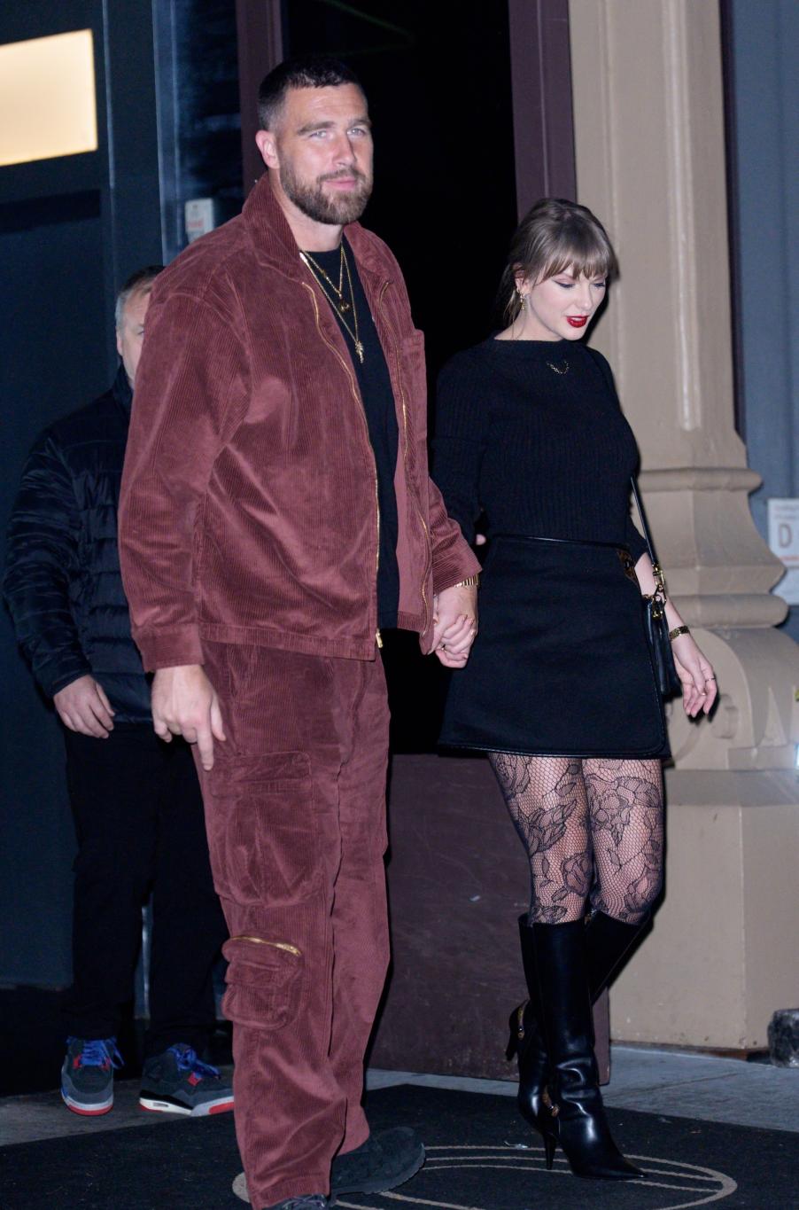 Тейлор Свифт и Трэвис Келси замечены держащимися за руки в Нью-Йорке.