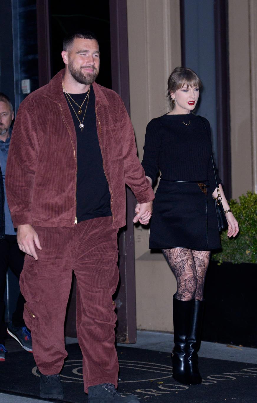 Трэвис Келси и Тейлор Свифт замечены гуляющими по Нью-Йорку, держась за руки.