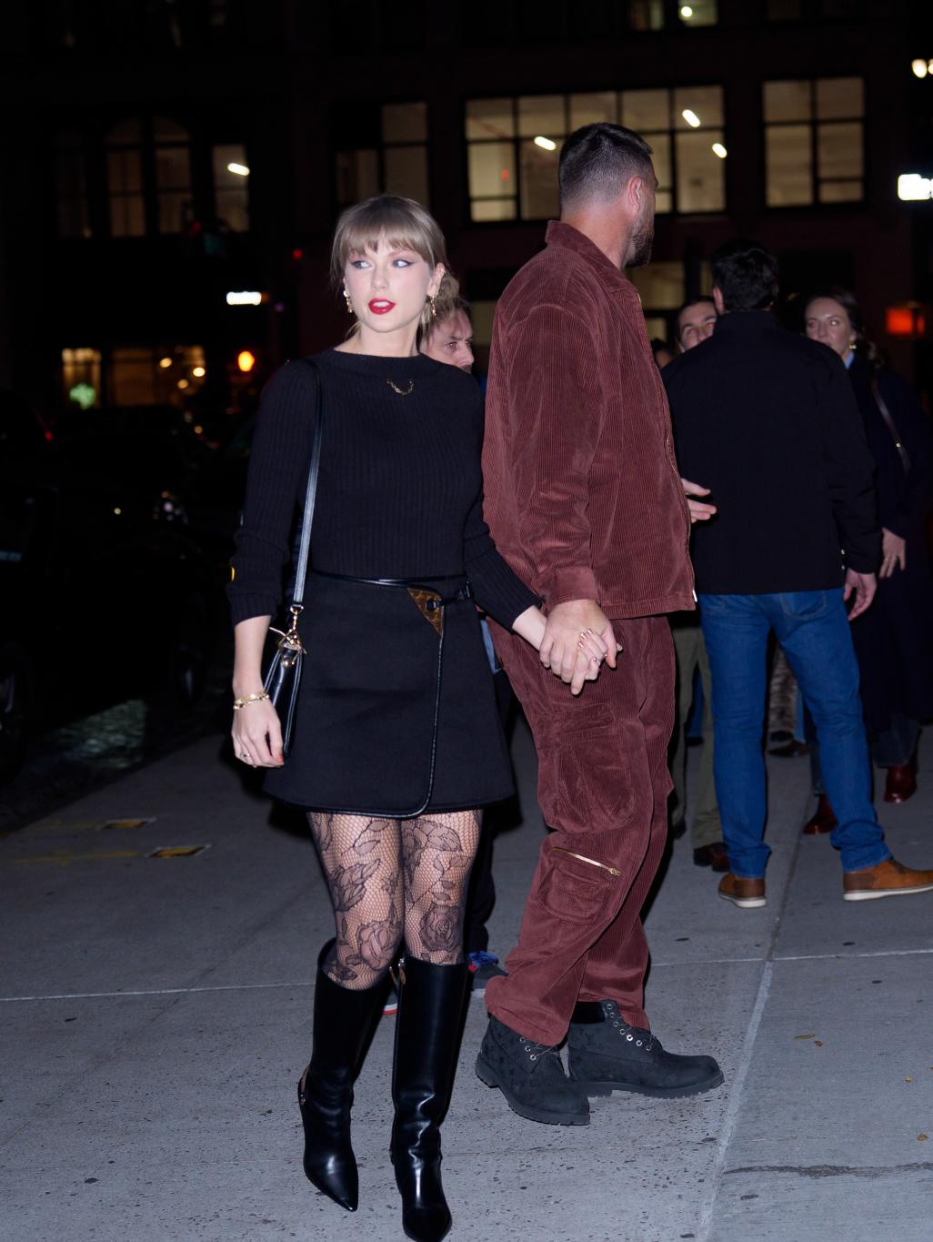 Романтическая прогулка Тейлор Свифт и Трэвиса Келси рука об руку по Нью-Йорку.