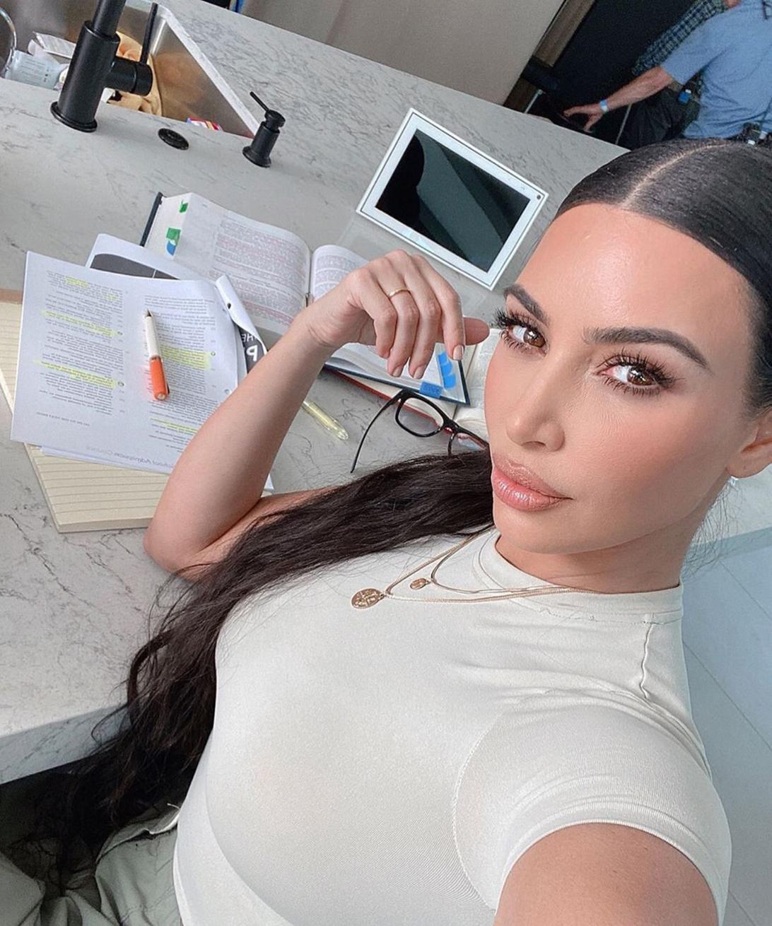 Ким Кардашьян получает юридическое образование.