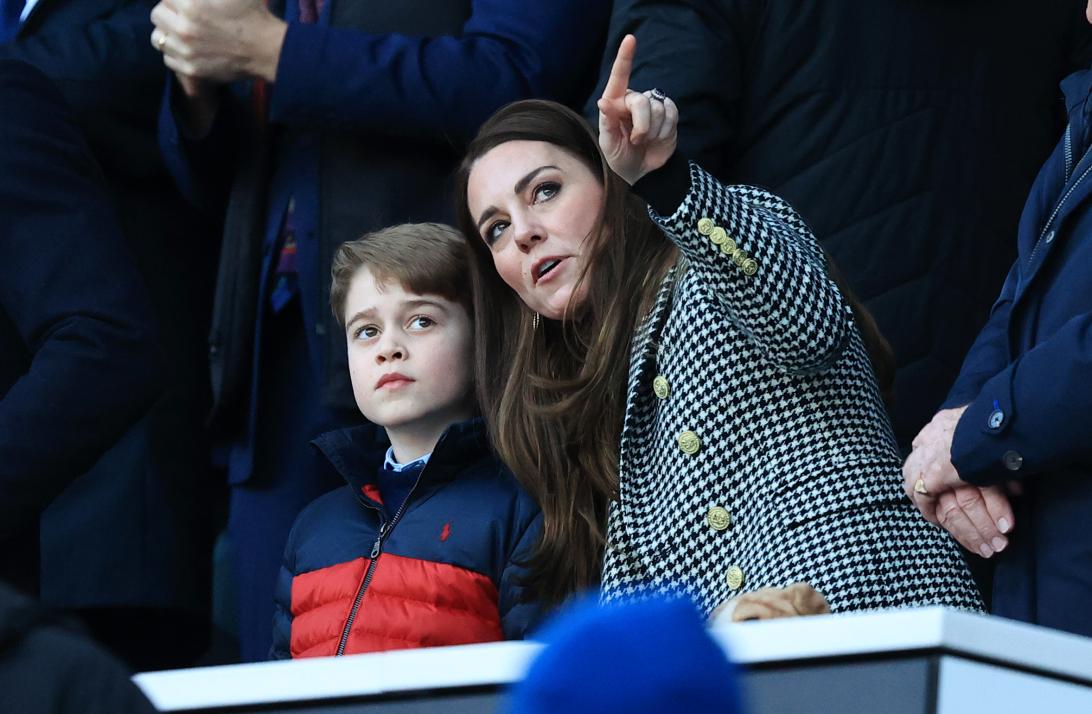 Екатерина, герцогиня Кембриджская, беседует с сыном, принцем Джорджем, перед регбийным матчем.