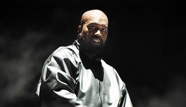 На другом видео X фанат заснял, как Скотт вывел неожиданного гостя — Канье Уэста, замеченного в Инглвуде в 2024 году.