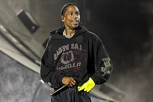 Трэвис Скотт и его дочь Сторми произвели фурор на концерте в Токио в субботу – вскоре после сенсационного появления Канье Уэста