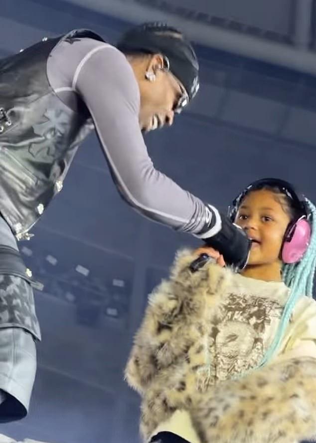 На видео в X Скотт вывел дочь на сцену, исполняя трек "Thank God" из альбома "Utopia" (2023), в котором семилетняя девочка тоже участвует.