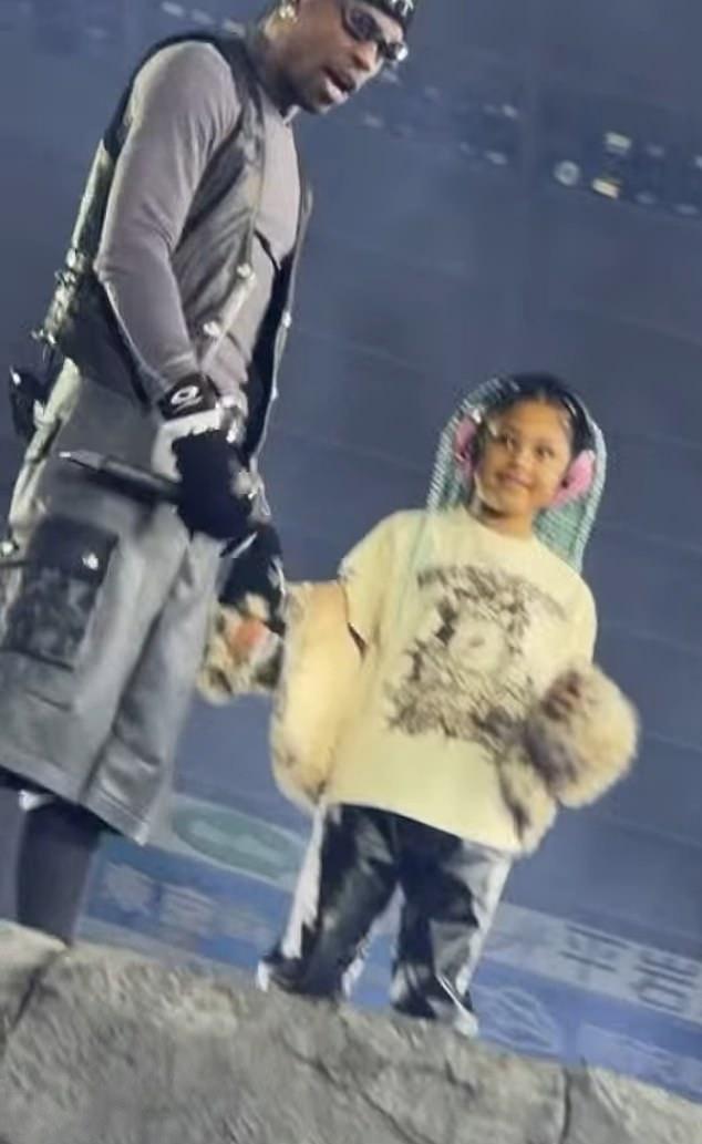 Шторми с уверенностью пропела обе строчки, когда отец подносил ей микрофон, демонстрируя сценическую уверенность.