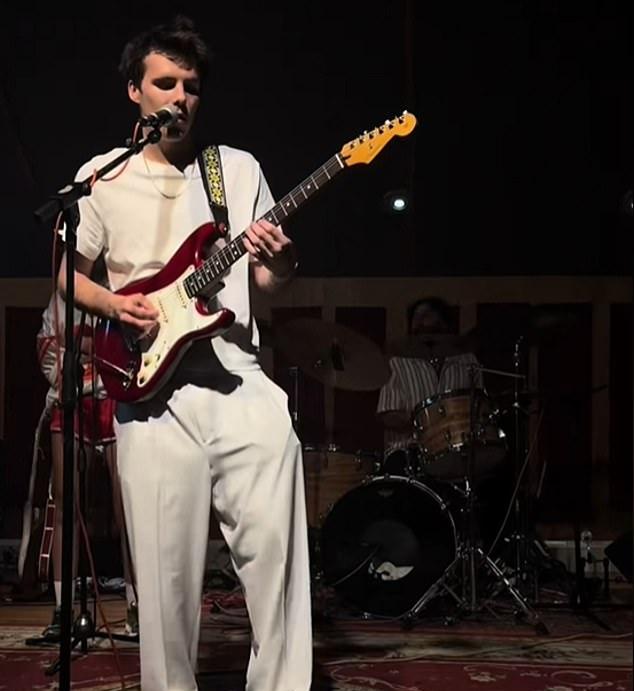 Бывший 50-летний футболист возглавил паб The Bull в Чарлбери с друзьями и сыновьями Ромео и Крузом. Последний исполнил специально написанную песню.