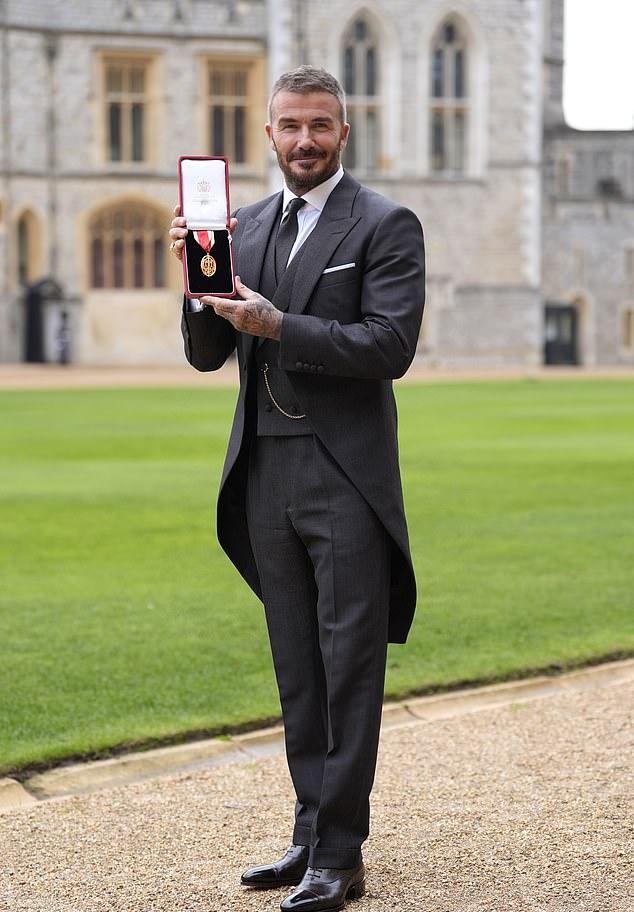 По словам посетителя паба, все "завертелось": после ужина Бекс с компанией перешли из шатра в паб для танцев и песен.