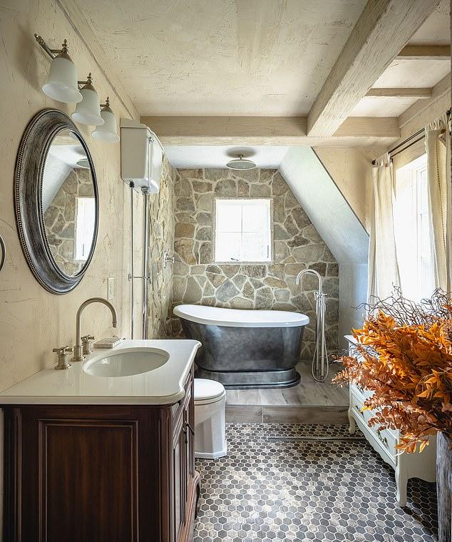 Люси раскрыла: хотя коттедж выглядел нарочито несовпадающим и старомодным, его стилизация была отнюдь не бюджетной.