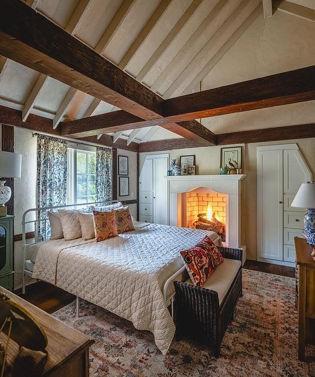 «Обстановка в фильме стоит десятки тысяч долларов, — сказала она. — Кресла — $10 000 каждое, подставка для зонтов — $15 000».