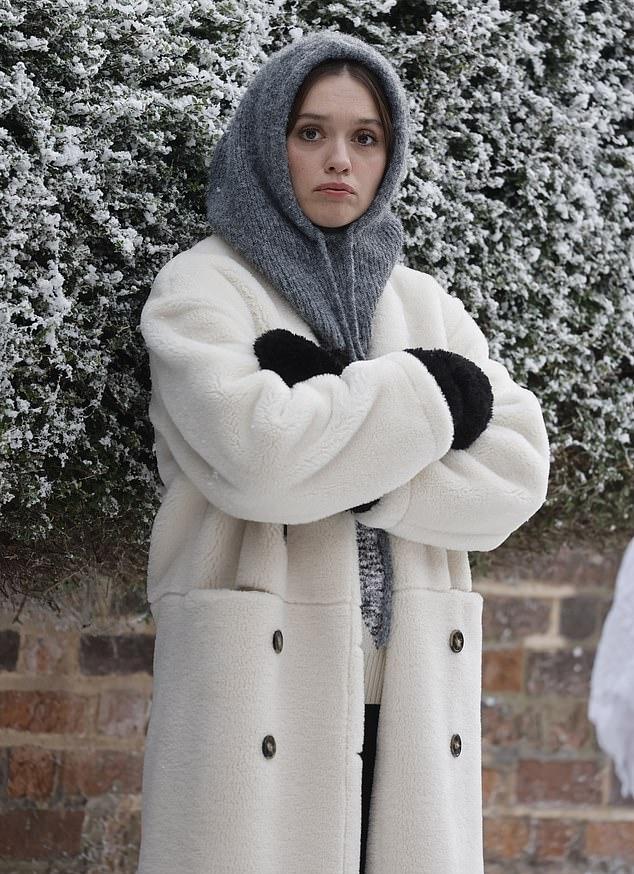 Источники: августовские съемки в Хартфордшире стоили более £300 000. Звезда «Белого лотоса», замеченная на фотосессии M&S, получила шестизначный гонорар.