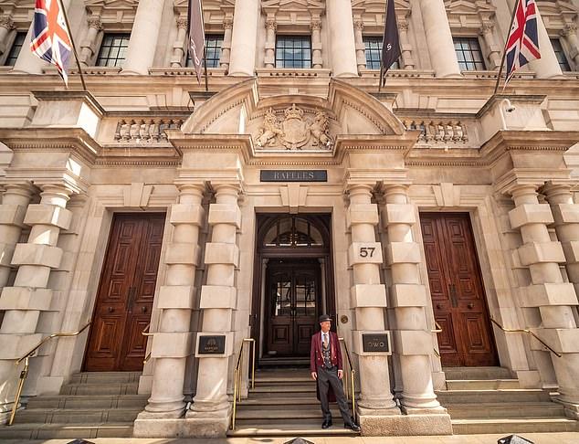 Полагают, что она остановилась в пятизвездочном отеле Raffles London at The OWO, недалеко от Уайтхолла.