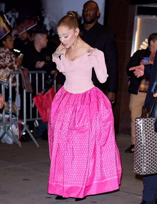 The Sun сообщает: она сняла шесть люксов по £5000 за ночь для поездки со своей многочисленной свитой.