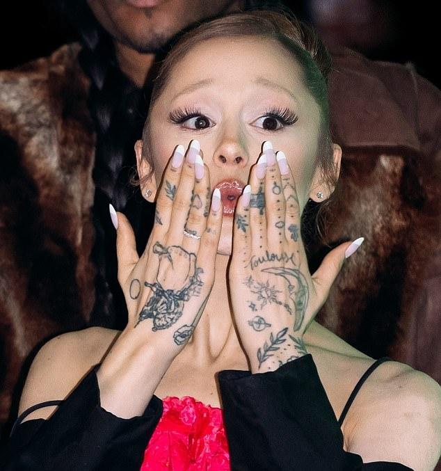 Звезда продемонстрировала 40 «тюремных» татуировок на руке, появившись на премьере «Злая: Навсегда» в Париже в пятницу вечером.