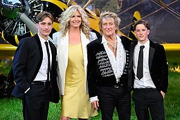 Пенни Ланкастер поделилась милым снимком своего мужа Рода Стюарта и двух их сыновей в субботу вечером