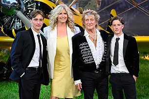 Пенни Ланкастер поделилась милым снимком своего мужа Рода Стюарта и двух их сыновей в субботу вечером