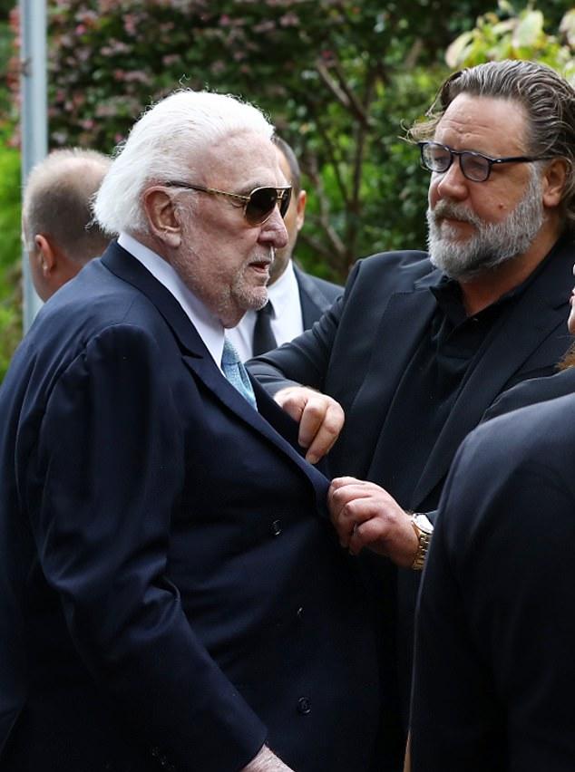 Актер Рассел Кроу одним из первых выразил соболезнования. На фото с Джоном Лоусом.