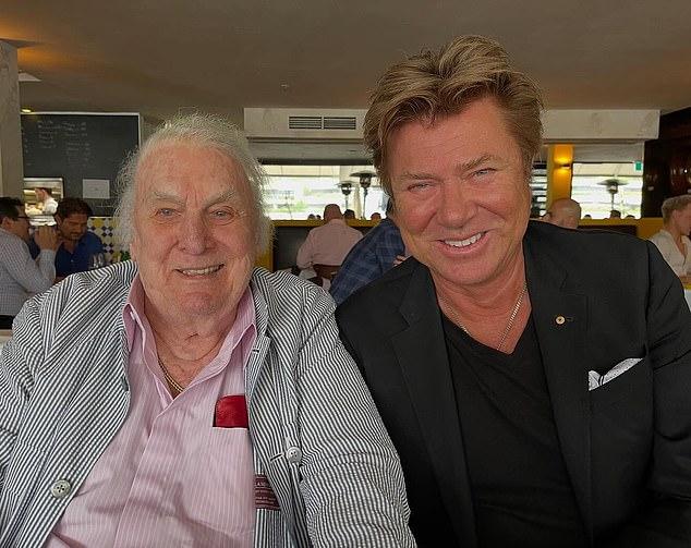 Звезда Channel Nine Ричард Уилкинс поделился в Instagram: «Какая карьера, какая легенда! Всегда было удовольствием проводить с тобой время, Лоуси».