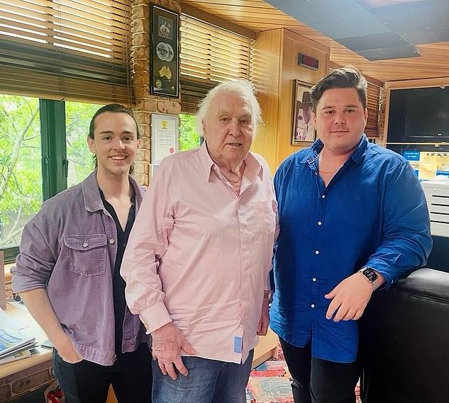 Радиозвезда Митч Чури (справа) также отдал дань уважения коллеге.