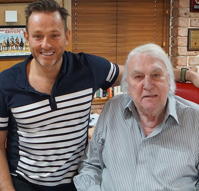 Телеведущий Майк Голдман написал в Instagram: «Человек с золотым микрофоном был огромным вдохновением для многих».