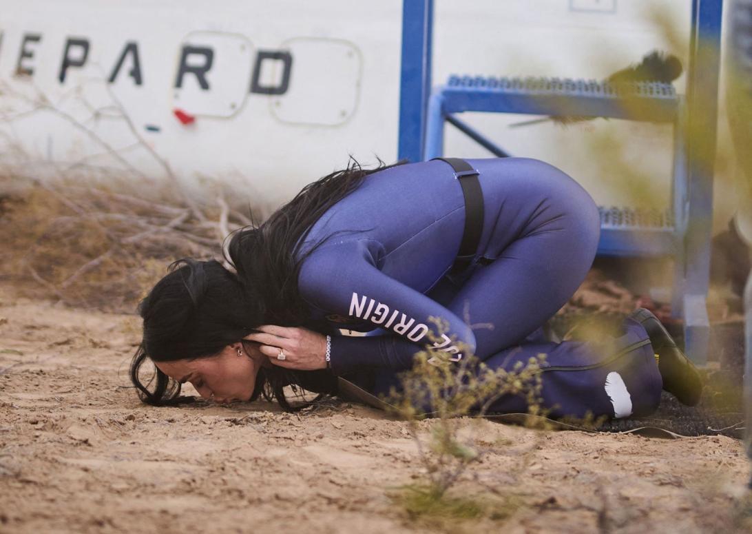 Кэти Перри преклонила колени в синем скафандре Blue Origin.