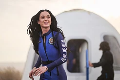 Рэйчел Линн Мэттьюс нарядилась в Кэти Перри для скандального космического полета Blue Origin, позируя с Орландо Блумом на Хэллоуин